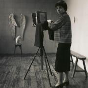 Agnes varda autoportrait dans son studio rue daguerre